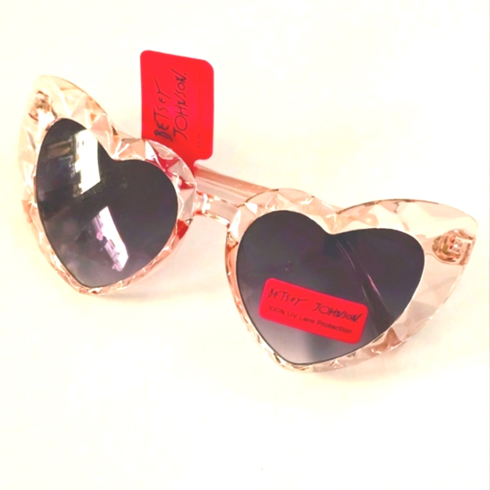 2020 Betsy Johnson pink Heart lucite faceted crystal sunglasses sunnies Cateyes